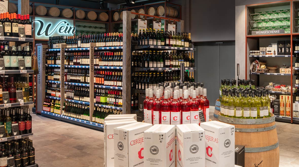 Weinabteilung bei Edeka Schmidt in Bonndorf beuchtet von Oktalite.