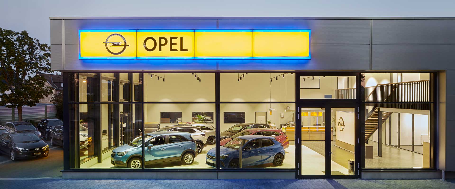 Buitenaanzicht met zicht op de verkoopruimte en autoshowroom.