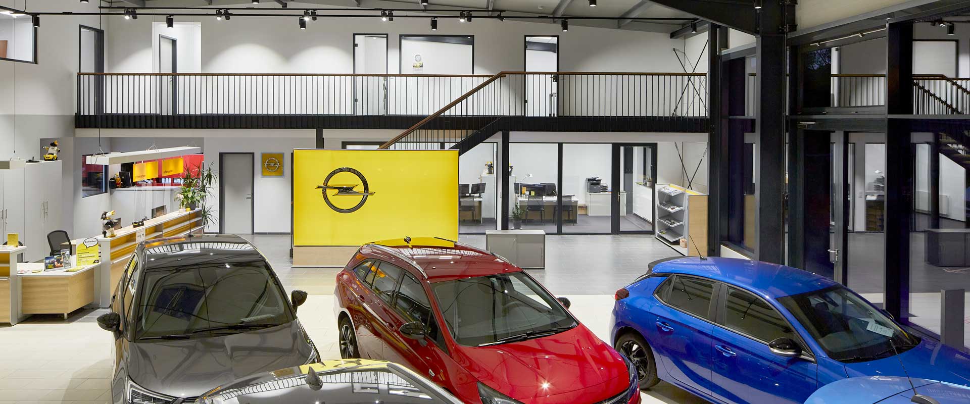 Binnenaanzicht autoshowroom, verlicht met de spot Canilo.