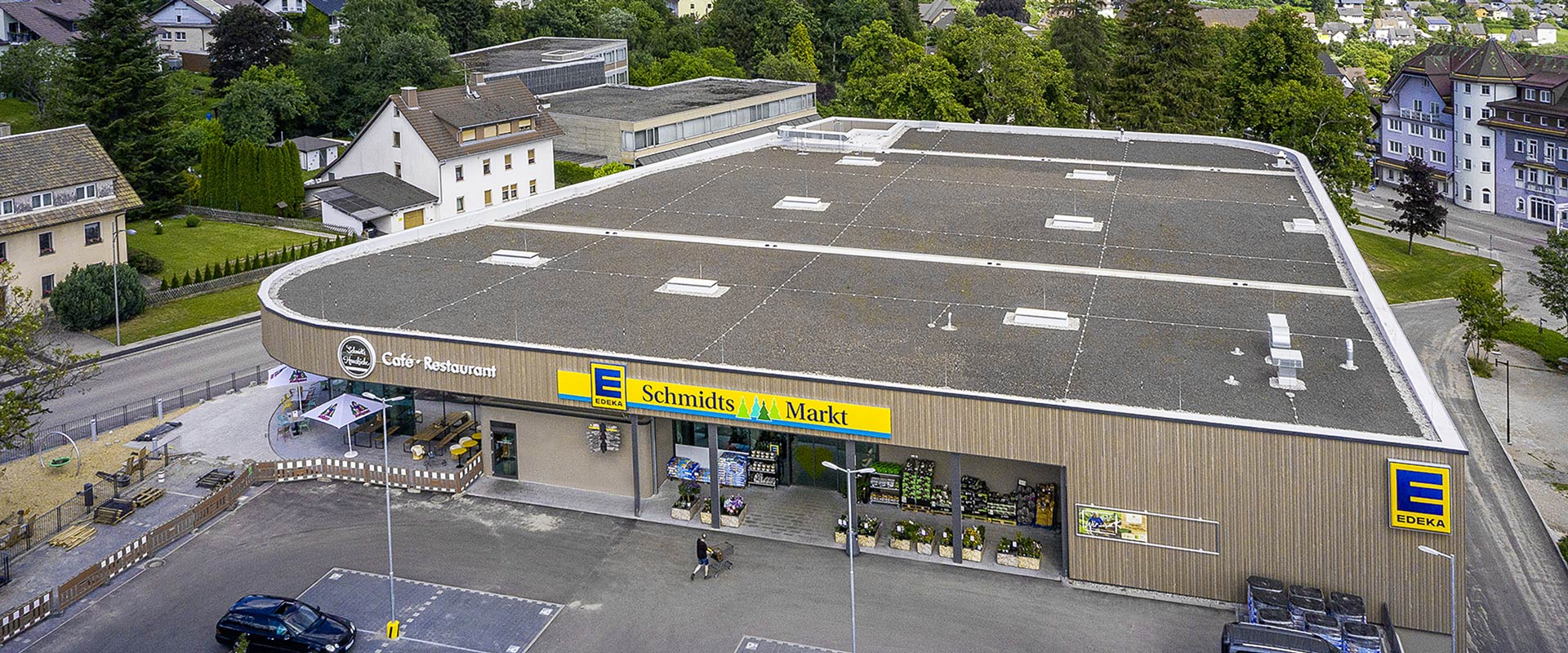 Vista dall'alto sul supermercato e sul paesaggio rurale dei dintorni.