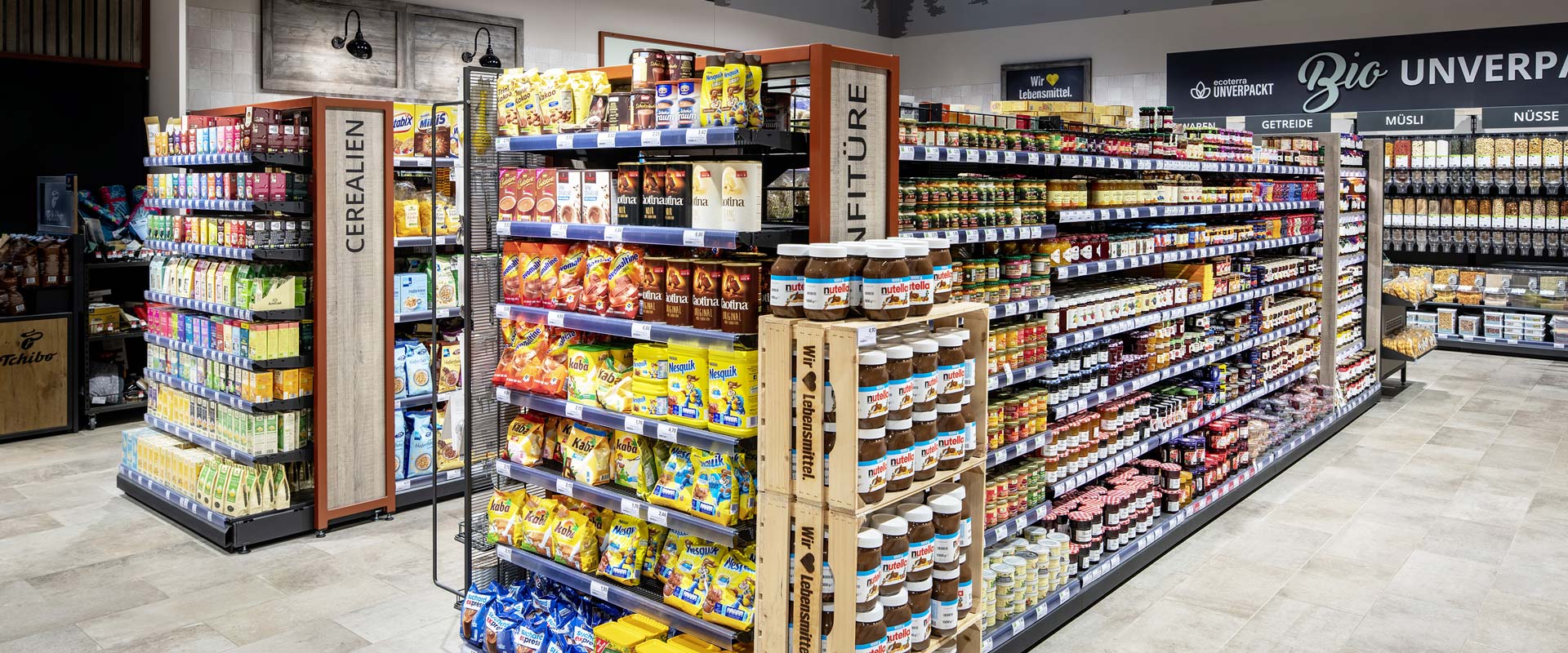 Assortment aisle, illuminated with the double spotlight Grado Twin.