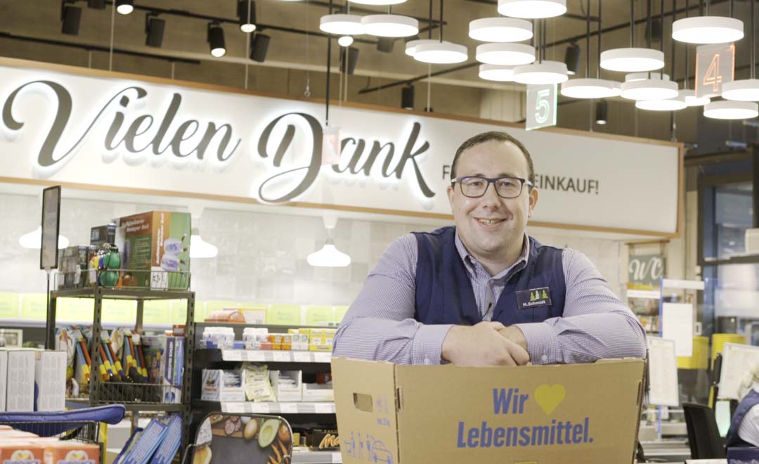 Amministratore delegato Martin Schmidt nell'area casse del supermercato Edeka.