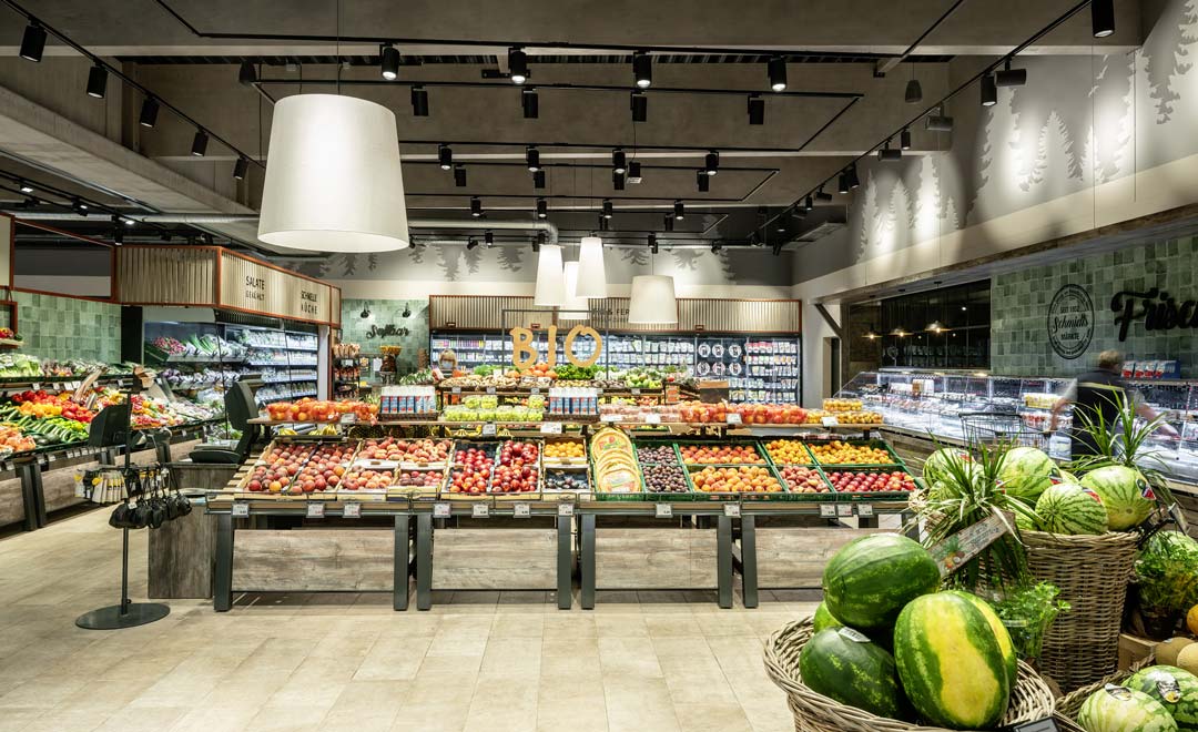 Vaste rayon fruits et légumes, éclairé par des projecteurs Canilo.