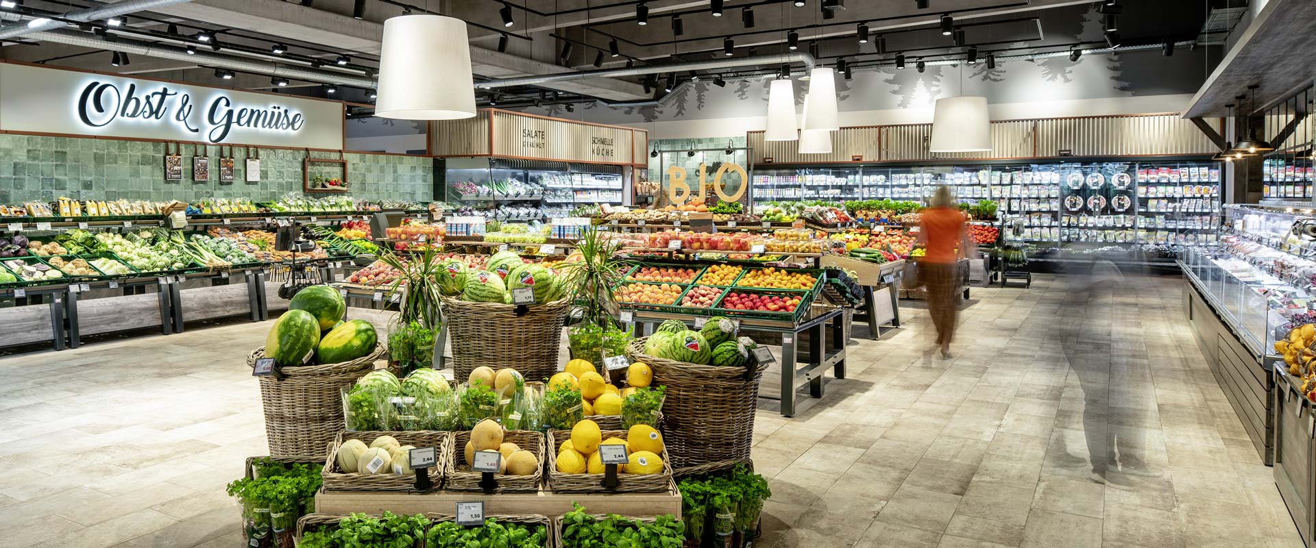 Ampia area frutta e verdura, illuminata con il proiettore Canilo.