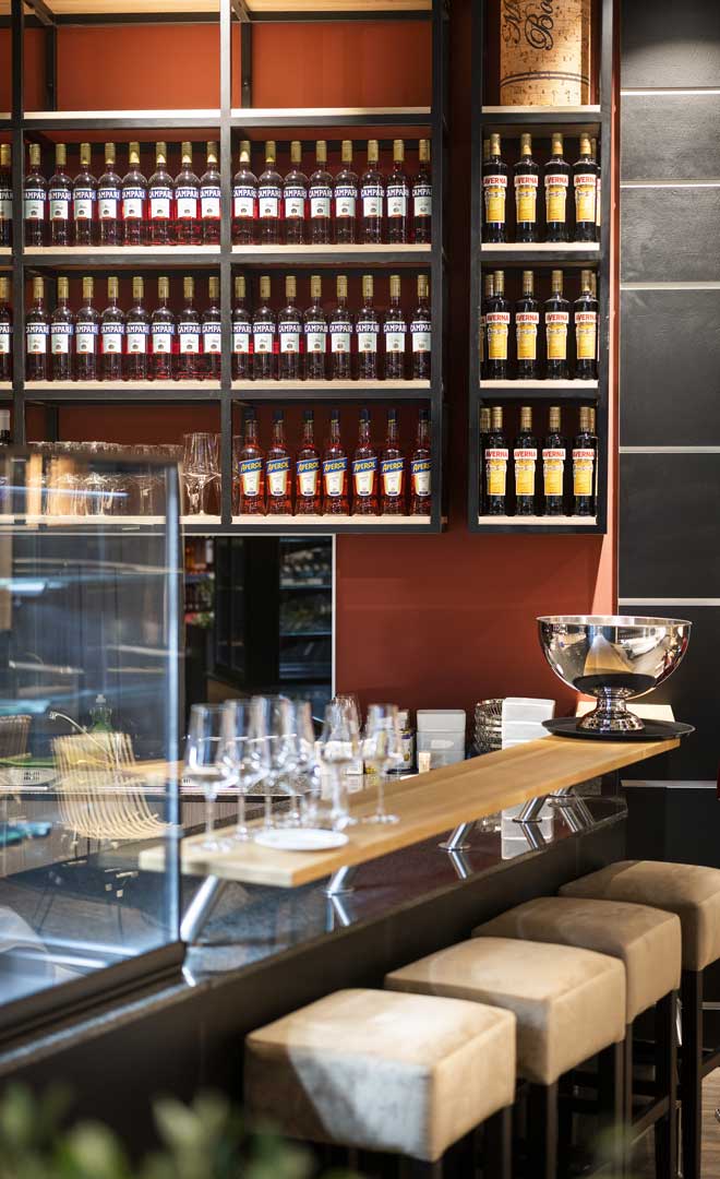 Zone de bar décorée dans le rayon des vins.