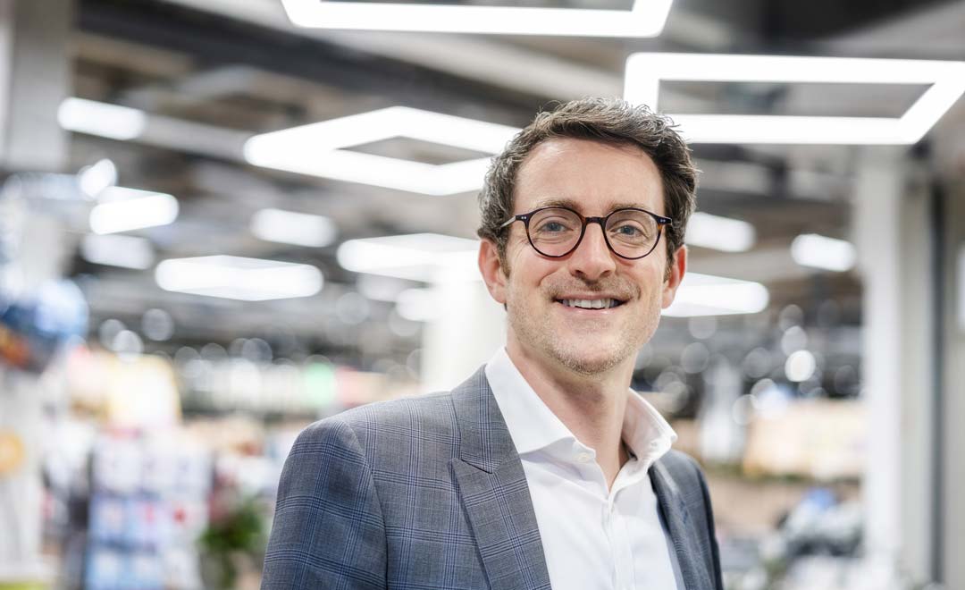 Managing Director Hendrik Süllau in front of Lorino Square suspended luminaires.