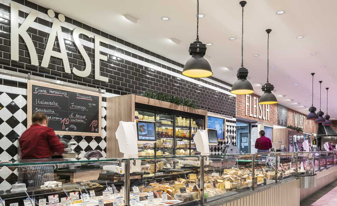 Fresh food counter for cheese illuminated with the recessed luminaire Agira Plus.