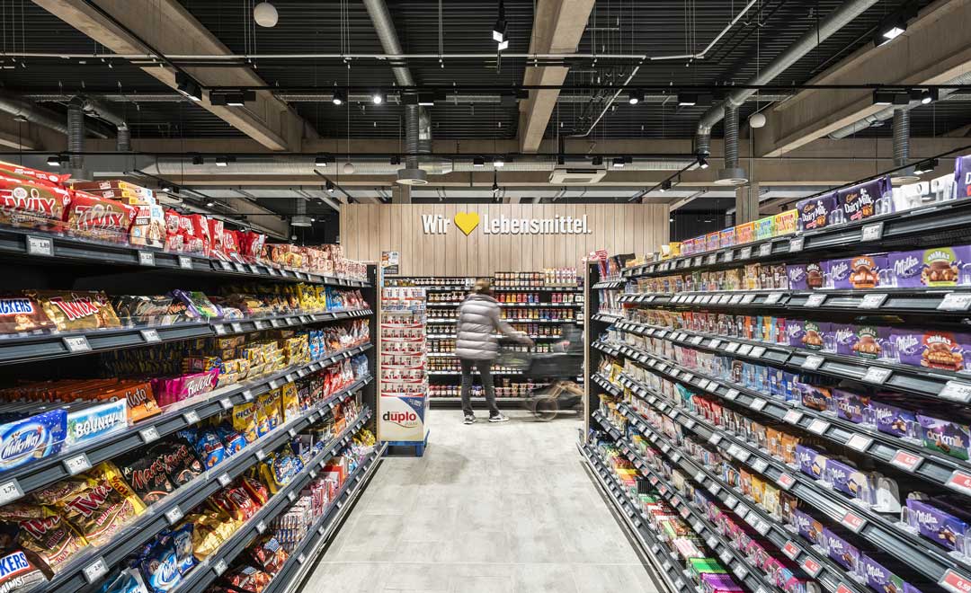 Confectionery assortment shelving illuminated with the Grado Twin spotlight.