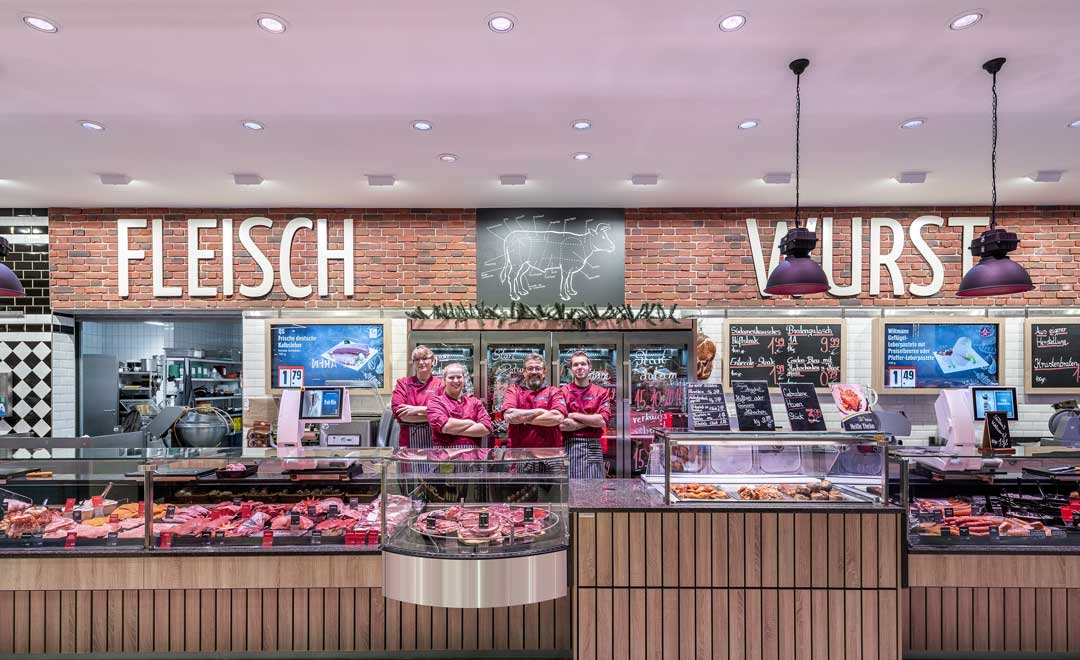 Fresh food counter for meat and sausage products illuminated with the recessed luminaire Agira Plus.