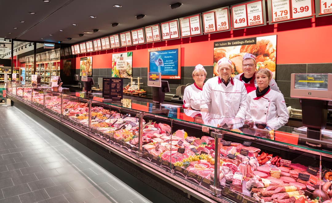 Meat counter illuminated with a double row of Agira Plus, with light colour and light intensity controllable. 