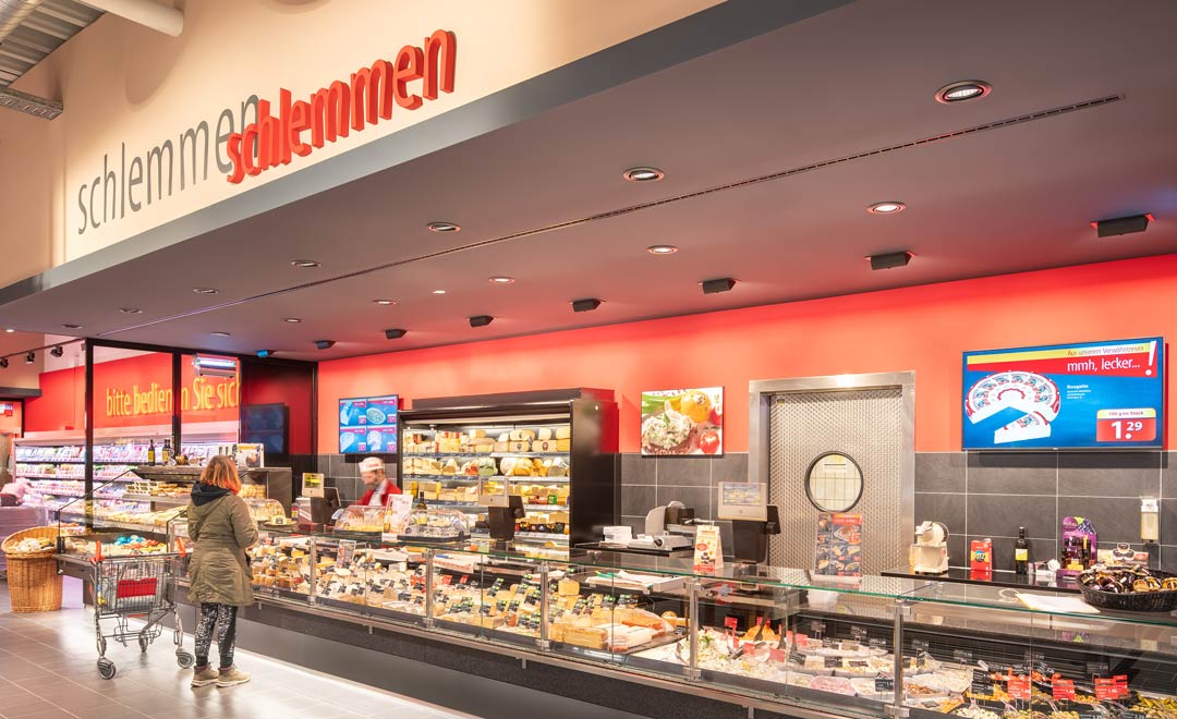 Comptoir de la fromagerie éclairé par une double rangée d’Agira Plus, dont la couleur et l’intensité de la lumière sont réglables. 