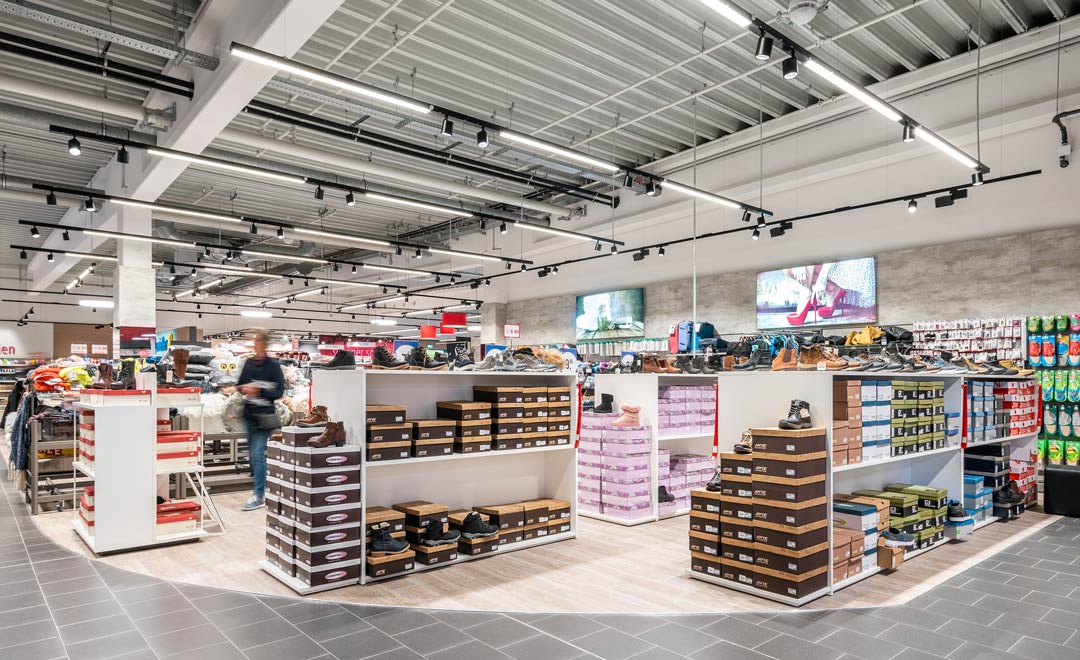 Famila Trittau shoe department illuminated with E-Line Next LED plus the B.Veo integrated spotlight. 