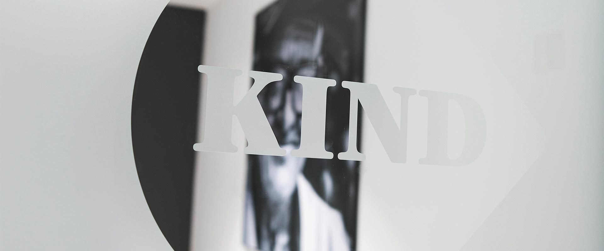 Logo aziendale Kind con riflessione